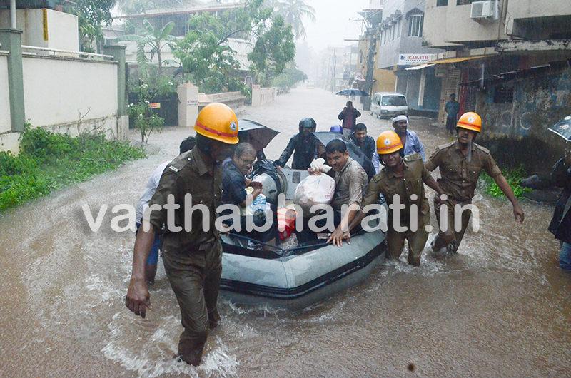 ಭಾರೀ ಮಳೆ: ಕುದ್ರೋಳಿ ಅಳಕೆಯಲ್ಲಿ ಬೋಟ್ ಬಳಸಿದ ಸಾರ್ವಜನಿಕರು