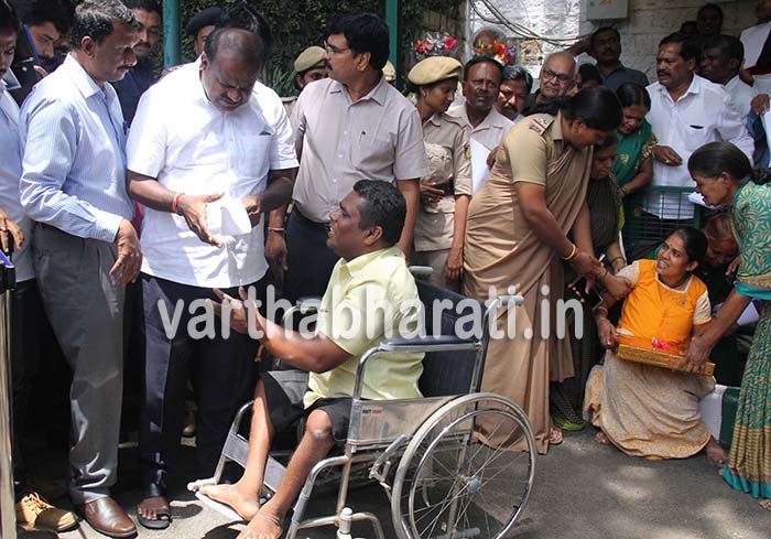 ಅಹವಾಲು ನೀಡಲು ಬಂದವರಿಗೆ ಮಜ್ಜಿಗೆ, ಬಿಸ್ಕೆಟ್: ಯುವತಿಯ ವಿದ್ಯಾಭ್ಯಾಸದ ಖರ್ಚು ಭರಿಸುವ ಭರವಸೆ ನೀಡಿದ ಸಿಎಂ