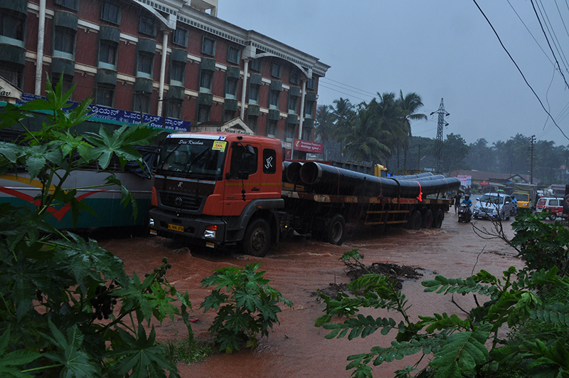 ನೆತ್ತಿಲಪವಿನಲ್ಲಿ ಮನೆಯ ಮಾಡು ಕುಸಿತ, ಕಡಿದು ಬಿದ್ದ ವಿದ್ಯುತ್ ತಂತಿ, ಬಿರುಸುಗೊಂಡ ಸಮುದ್ರ