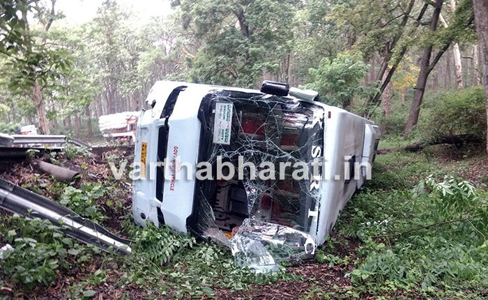 ರಸ್ತೆ ಬದಿಗೆ ಉರುಳಿದ ಬಸ್ : ಮೂವರಿಗೆ ಗಾಯ