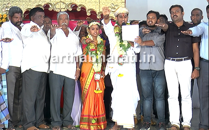 ಚಾಮರಾಜನಗರ: ಮದುವೆ ಮಂಟಪದಲ್ಲಿ ಮತದಾನ ಜಾಗೃತಿ, ಗಿಡಗಳ ವಿತರಣೆ