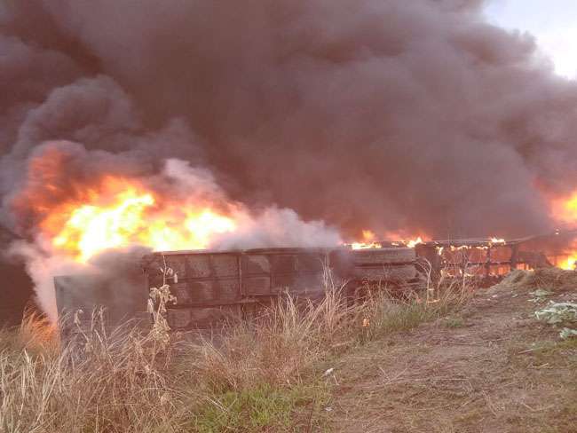 ಅಪಘಾತಕ್ಕೀಡಾಗಿ ಬೆಂಕಿಗಾಹುತಿಯಾದ ಬಸ್: 27 ಪ್ರಯಾಣಿಕರ ಸಜೀವ ದಹನ