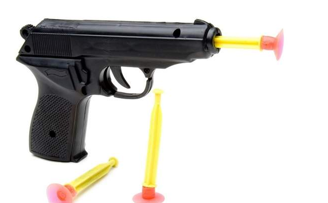 ವೇಗ ಕಡಿಮೆ ಮಾಡಲು ಬಸ್ ಚಾಲಕರಿಗೆ ಆಟಿಕೆ ಪಿಸ್ತೂಲು ಹಿಡಿದ ಭಾರತೀಯ