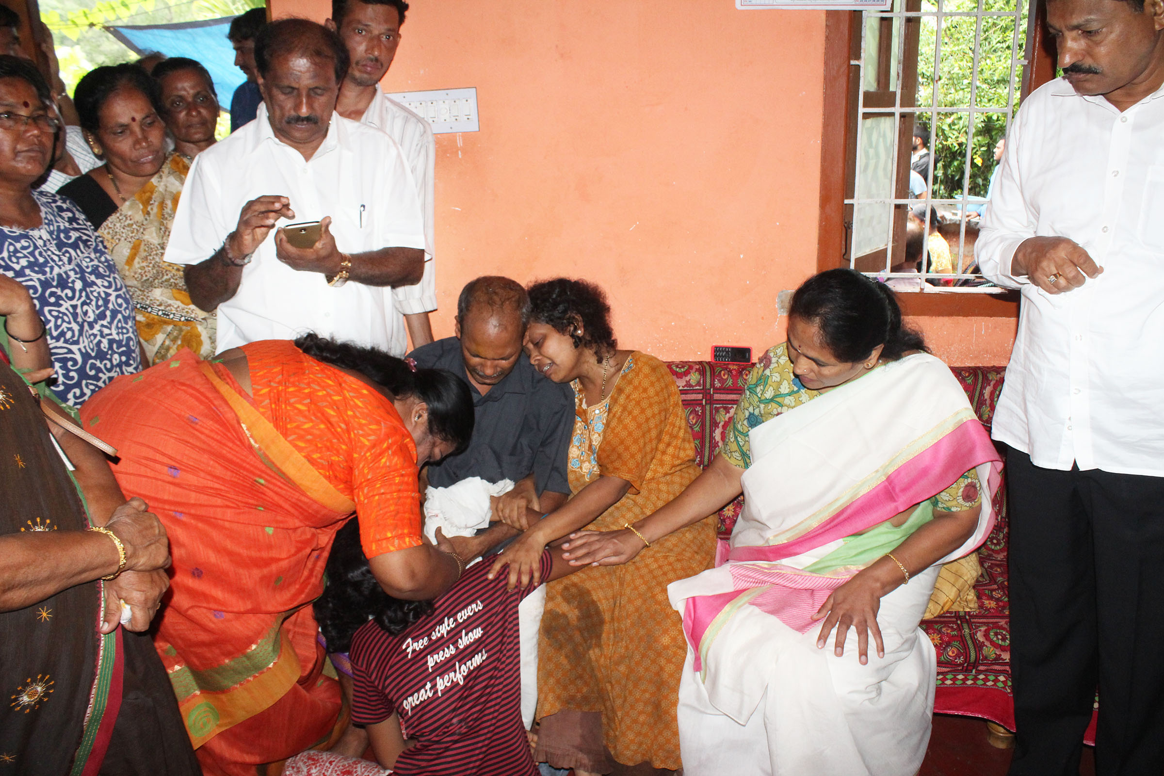 ಪಾದೆಬೆಟ್ಟು: ಮೃತ ನಿಧಿ ಮನೆಗೆ ಸಂಸದೆ ಶೋಭಾ ಭೇಟಿ