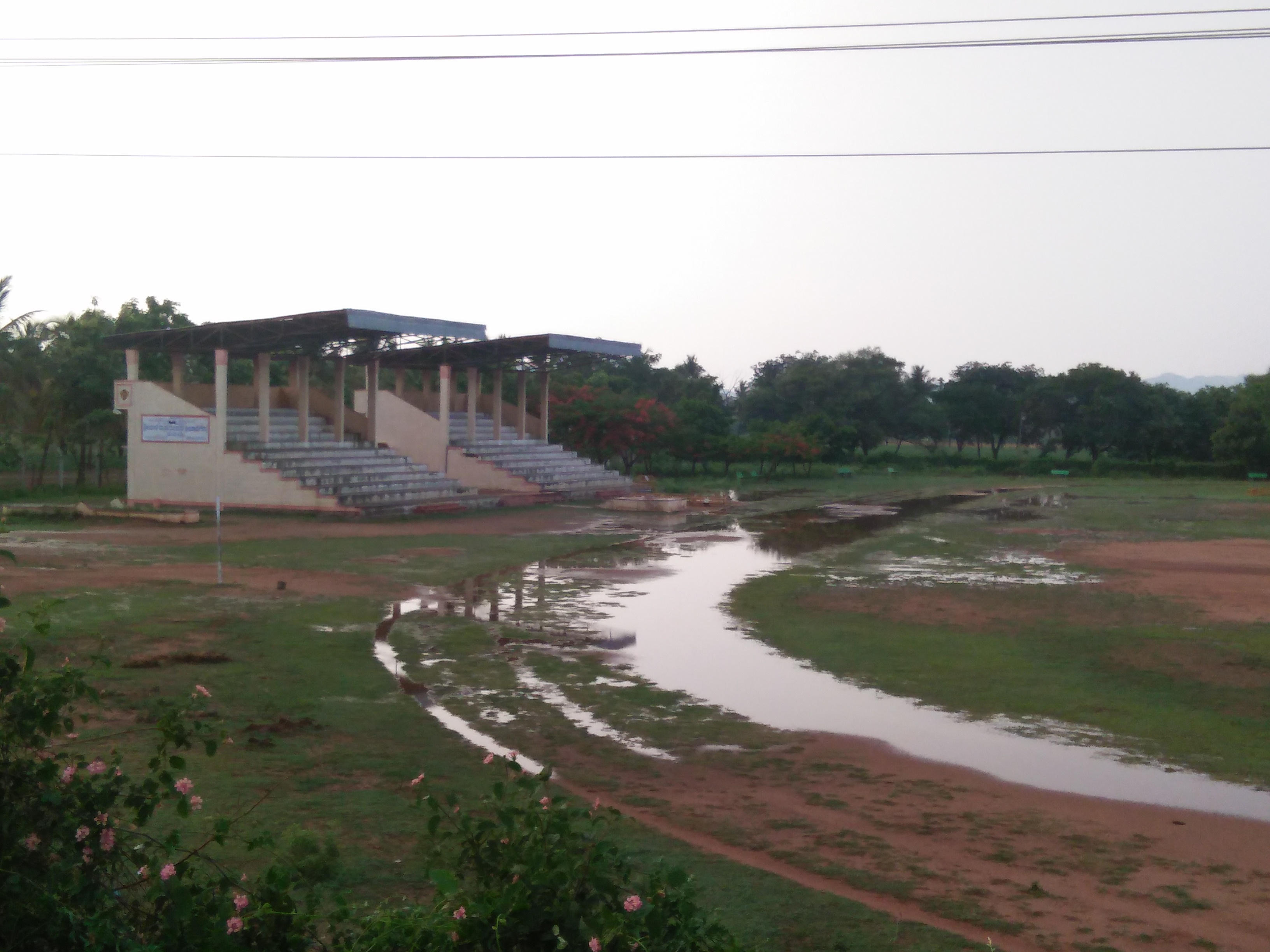 ಹನೂರು: ಮೂಲಭೂತ ಸೌಕರ್ಯಗಳಲ್ಲಿದೆ ಅವ್ಯವಸ್ಥೆಯ ತಾಣವಾದ ಮಲೈಮಹದೇಶ್ವರ ಕ್ರೀಡಾಂಗಣ