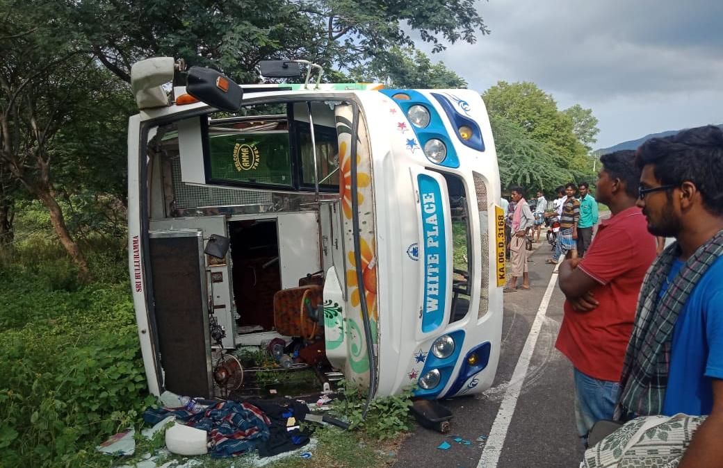 ಹನೂರು: ಉರುಳಿ ಬಿದ್ದ ಬಸ್; ಹಲವರಿಗೆ ಗಾಯ