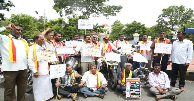 ಮೈಸೂರು: ಪೆಟ್ರೋಲ್ ಡೀಸೆಲ್ ಬೆಲೆ ಏರಿಕೆ ಖಂಡಿಸಿ ಪ್ರತಿಭಟನೆ