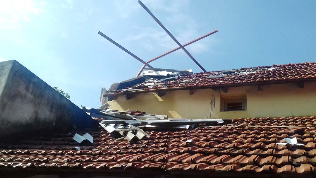 ಮದ್ದೂರು: ಬಿರುಗಾಳಿ ಸಹಿತ ಮಳೆ; ಮನೆ ಮೇಲ್ಚಾವಣಿ, ಬಾಳೆ ಫಸಲು ಹಾನಿ