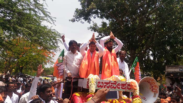 ಹನೂರು: ಬಿಜೆಪಿ ಅಭ್ಯರ್ಥಿ ಪ್ರೀತನ್ ಪರವಾಗಿ ಶ್ರೀರಾಮುಲು ರೋಡ್ ಶೋ