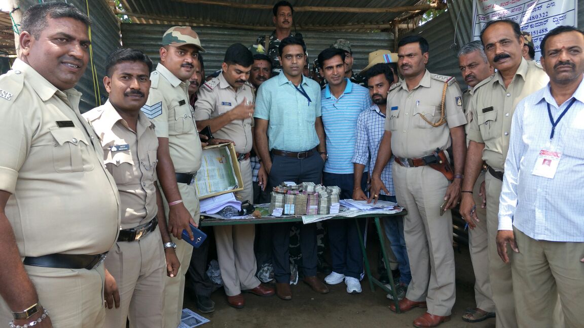 ಮೈಸೂರು: ಮನುಗನಹಳ್ಳಿ ಚೆಕ್‍ಪೋಸ್ಟ್ ಬಳಿ 50 ಲಕ್ಷ ರೂ. ಹಣ ಪತ್ತೆ; ಪ್ರಕರಣ ದಾಖಲು