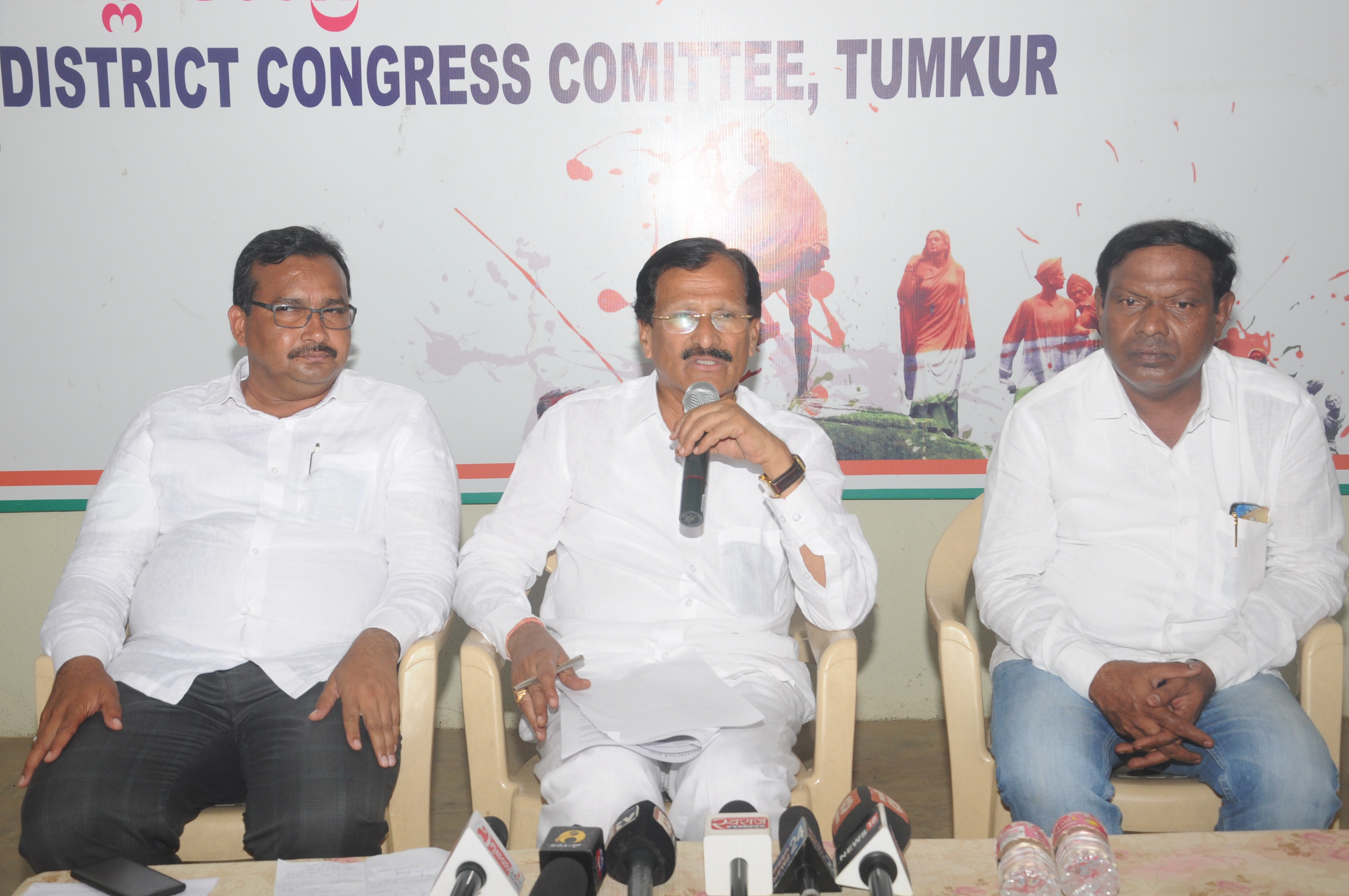 ಮೋದಿ ಕರ್ನಾಟಕಕ್ಕೆ ಬಂದು ರೈತರ ಬಗ್ಗೆ ಮೊಸಳೆ ಕಣ್ಣೀರು ಸುರಿಸುತ್ತಿದ್ದಾರೆ: ಸಂಸದ ಮುದ್ದಹನುಮೇಗೌಡ