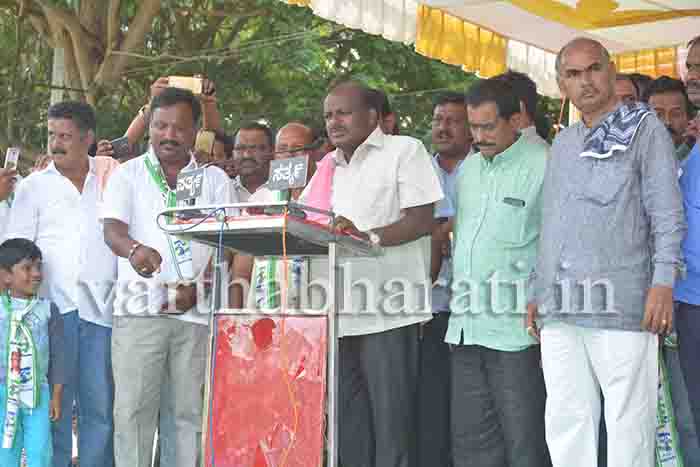 ಎಲ್ಲಾ ಪಕ್ಷದ ಪರ ಪ್ರಚಾರ ಮಾಡುವ ಚಲನಚಿತ್ರ ನಟರಿಗೆ ಬದ್ಧತೆ ಇದೆಯಾ: ಕುಮಾರಸ್ವಾಮಿ ಪ್ರಶ್ನೆ