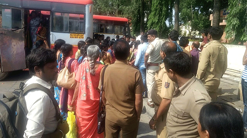 ಚಿಕ್ಕಮಗಳೂರು: ಬಿಜೆಪಿಗೇ ಮತ ನೀಡುವಂತೆ ಆಣೆ ಪ್ರಮಾಣ ಮಾಡಿಸಲು ಮತದಾರರನ್ನು ಕರೆದೊಯ್ಯುತ್ತಿದ್ದ ಬಸ್‌ಗಳ ವಶ