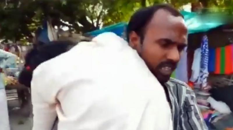 ವಾಹನ ನಿರಾಕರಿಸಿದ ಆಸ್ಪತ್ರೆ : ಪತ್ನಿಯ ಕಳೇಬರ ಹೆಗಲಲ್ಲೇ ಸಾಗಿಸಿದ ವ್ಯಕ್ತಿ