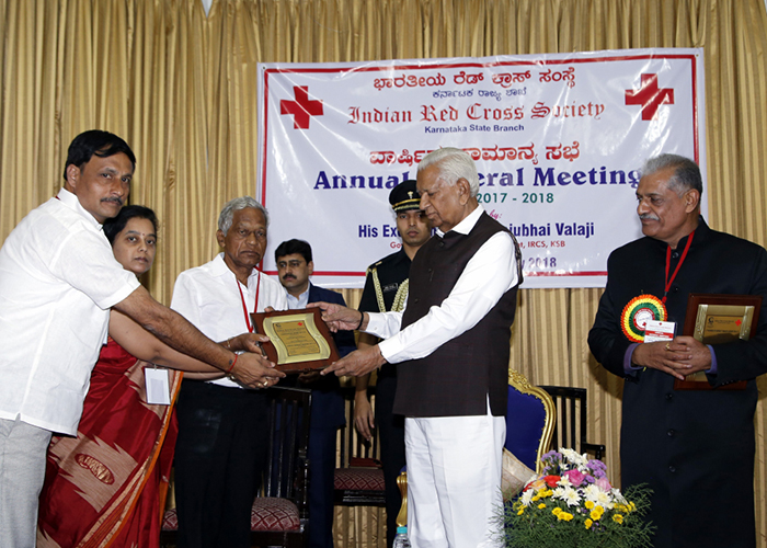 ಧಾರವಾಡ ರೆಡ್‌ಕ್ರಾಸ್ ಸಂಸ್ಥೆ ಸಾಧನೆಗಾಗಿ ರಾಜ್ಯಪಾಲರಿಂದ ಪ್ರಶಸ್ತಿ