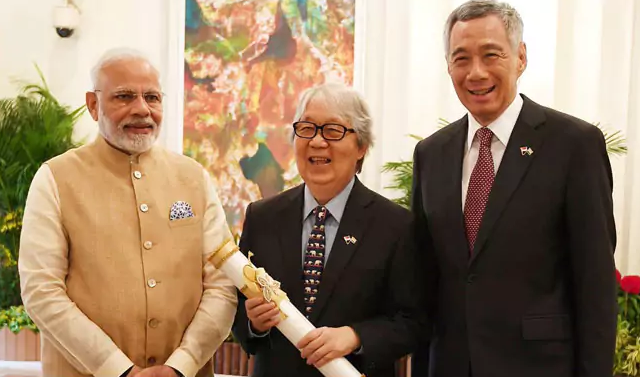 ಸಿಂಗಾಪುರದ ರಾಜತಾಂತ್ರಿಕನಿಗೆ ಪದ್ಮಶ್ರೀ ಪ್ರಶಸ್ತಿ ಹಸ್ತಾಂತರಿಸಿದ ಮೋದಿ