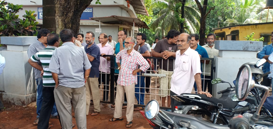 ಪಡುತೋನ್ಸೆ, ಬಡಾನಿಡಿಯೂರಿನಲ್ಲಿ ವಿದ್ಯುತ್ ಸಮಸ್ಯೆ: ಕಲ್ಯಾಣಪುರ ಮೆಸ್ಕಾಂ ಕಚೇರಿಗೆ ಮುತ್ತಿಗೆ