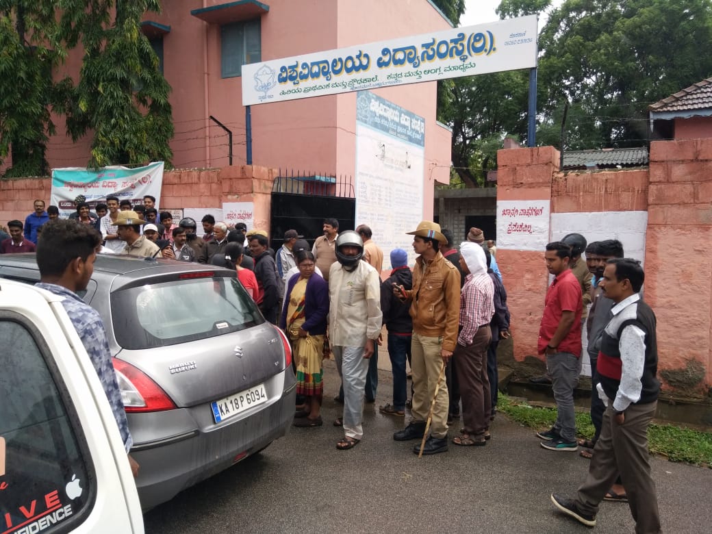 ಚಿಕ್ಕಮಗಳೂರು: ವಿಶ್ವವಿದ್ಯಾಲಯ ಶಾಲೆಯ ವಿದ್ಯಾರ್ಥಿಗಳಿಂದ ಪಡೆದ ಹೆಚ್ಚುವರಿ ಶುಲ್ಕ ಹಿಂದುರುಗಿಸಲು ತೀರ್ಮಾನ
