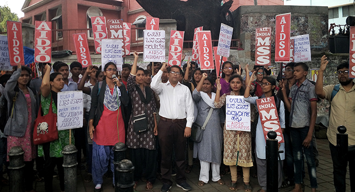 ಉಚಿತ ಬಸ್‌ಪಾಸ್ ವಿತರಣೆಗೆ ಆಗ್ರಹಿಸಿ ಧರಣಿ