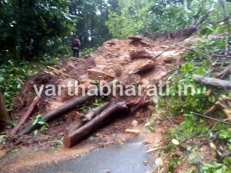 ಚಾರ್ಮಾಡಿ ಘಾಟ್ ನಲ್ಲಿ ಗುಡ್ಡ ಕುಸಿತ: ರಸ್ತೆ ಮಧ್ಯೆ ಸಿಲುಕಿಕೊಂಡ ಪ್ರಯಾಣಿಕರು