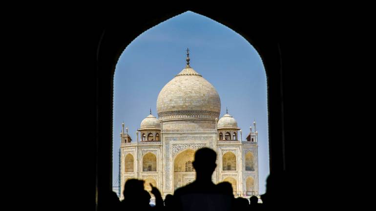 ತಾಜ್ ಮಹಲ್‌ನ ಪಶ್ಚಿಮ ದ್ವಾರವನ್ನು ಕಿತ್ತೆಸೆದ ವಿಹಿಂಪ ಕಾರ್ಯಕರ್ತರು