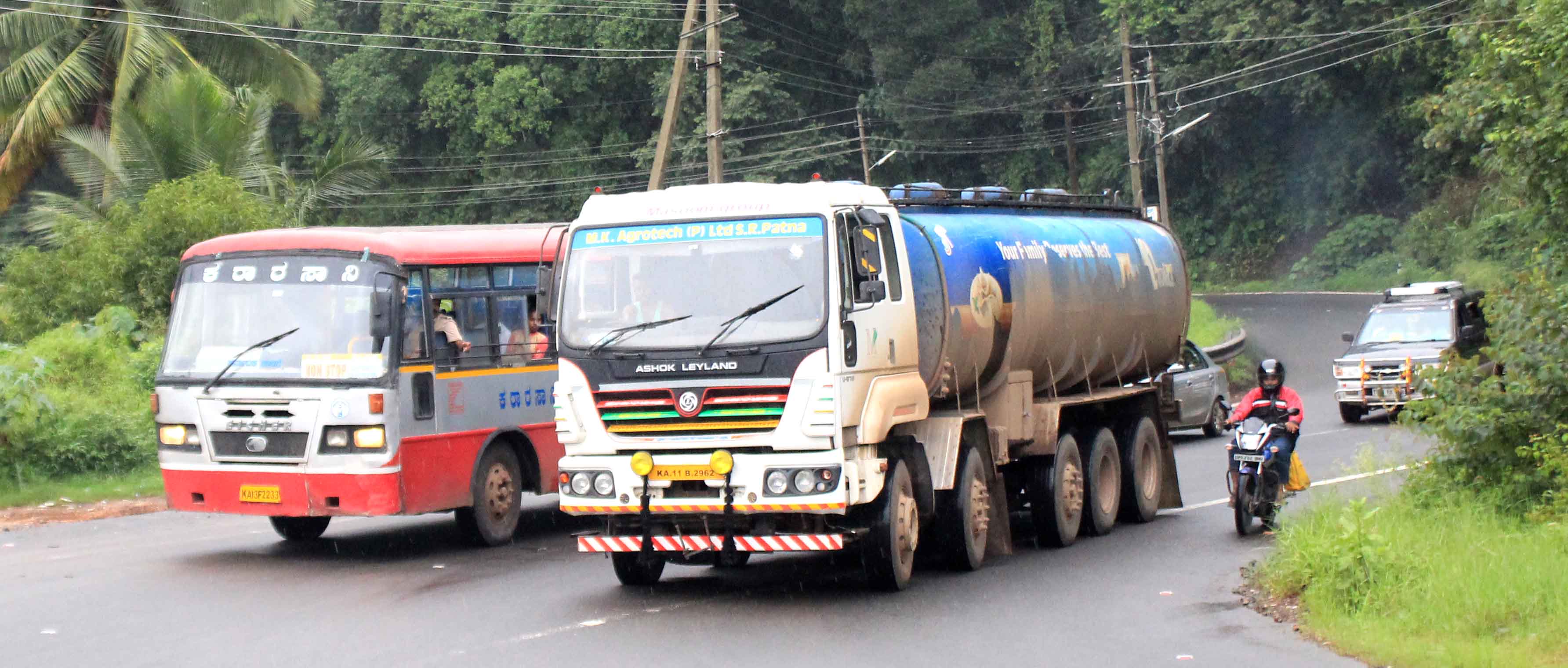 ಚಾರ್ಮಾಡಿ ಘಾಟ್ ರಸ್ತೆ ಬಂದ್: ಕೊಡಗಿನ ರಸ್ತೆಯಲ್ಲಿ ಭಾರೀ ವಾಹನಗಳ ಸಂಚಾರ