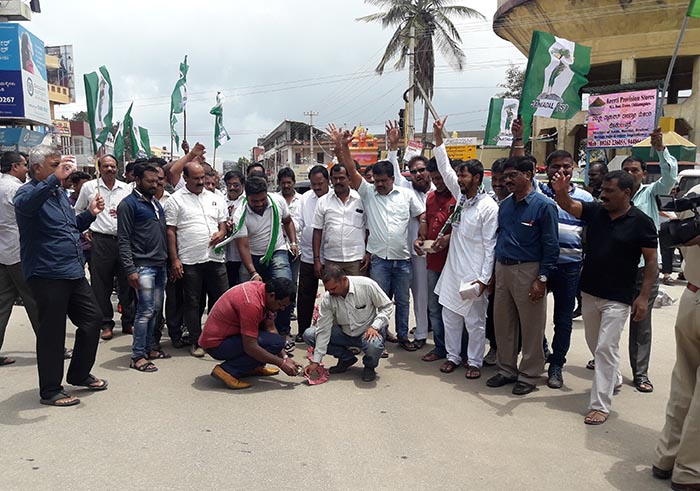 ಎಮ್ಮೆಲ್ಸಿ ಚುನಾವಣೆಯಲ್ಲಿ ಭೋಜೇಗೌಡ ಜಯಭೇರಿ: ಚಿಕ್ಕಮಗಳೂರಿನಲ್ಲಿ ಜೆಡಿಎಸ್ ವಿಜಯೋತ್ಸವ