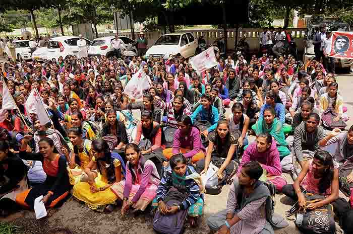 ಹಾಸನ: ಎಲ್ಲಾ ವಿದ್ಯಾರ್ಥಿಗಳಿಗೆ ಉಚಿತ ಬಸ್‍ಪಾಸ್ ನೀಡಲು ಒತ್ತಾಯಿಸಿ ಧರಣಿ