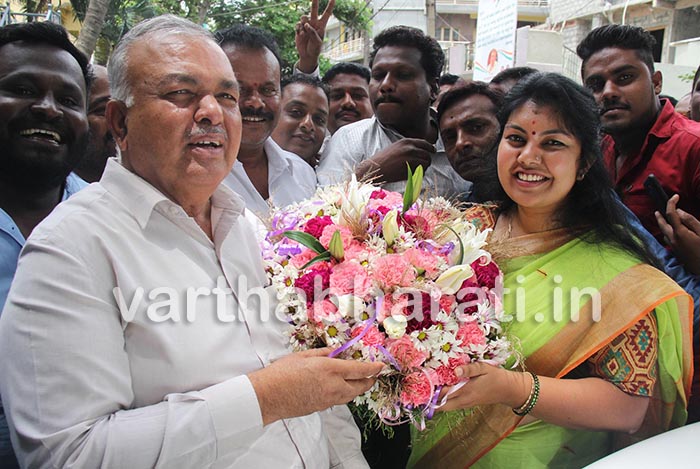 ವಿಧಾನಸಭೆ ಪ್ರವೇಶಿಸಿದ ‘ಅಪ್ಪ-ಮಗಳು’: ಇದು ರಾಜ್ಯದ ಇತಿಹಾಸದಲ್ಲೇ ಮೊದಲು