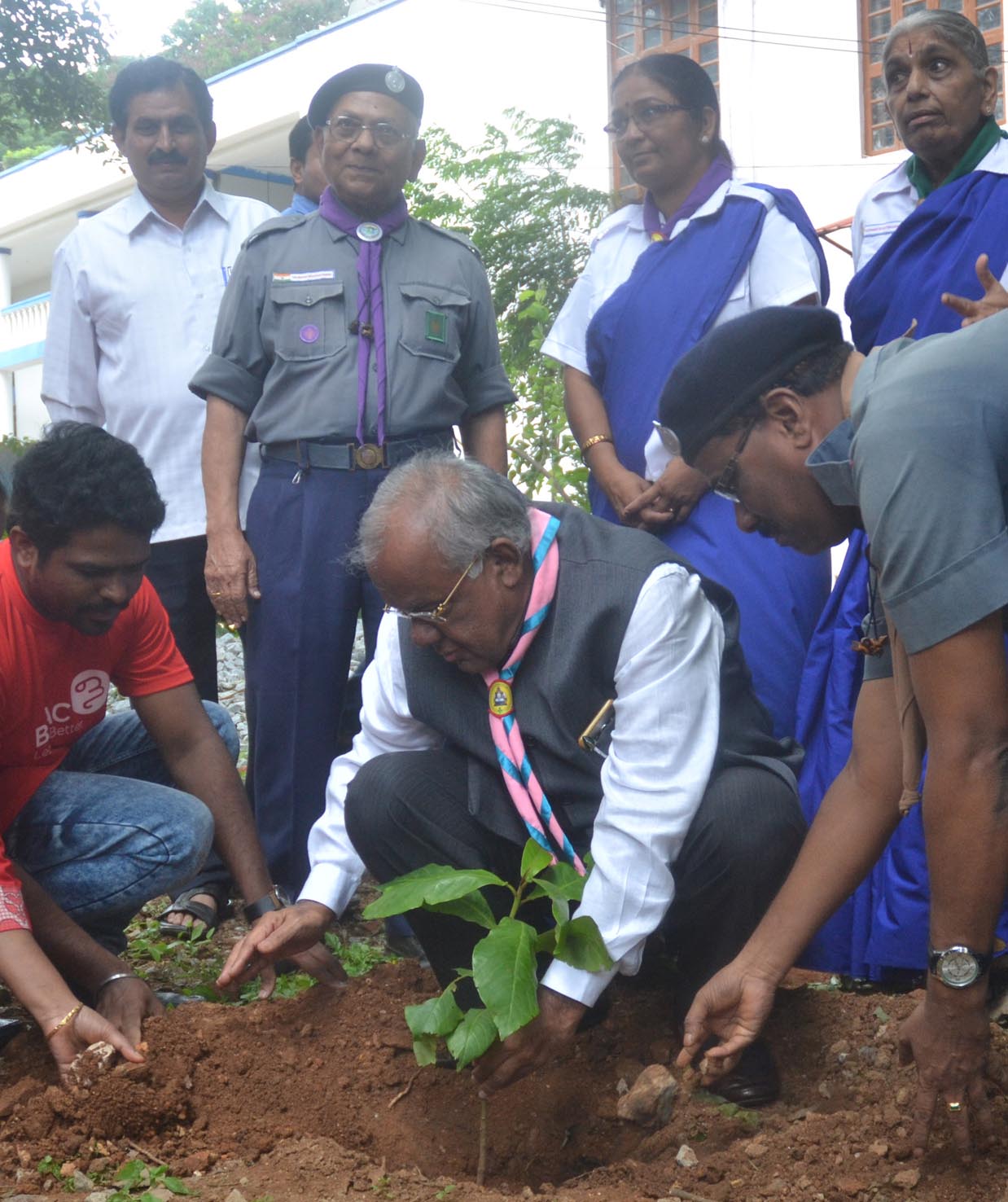ಬೆಂಗಳೂರು: ಪರಿಸರ ಉಳಿವಿಗಾಗಿ ಗಿಡ ನೆಡುವ ಕಾರ್ಯಕ್ರಮ
