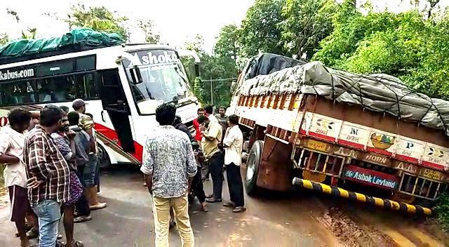 ಮಡಿಕೇರಿ: ಕೆಸರಿನಲ್ಲಿ ಸಿಲುಕಿದ ಲಾರಿ, ಬಸ್; ಪ್ರಯಾಣಿಕರ ಪರದಾಟ