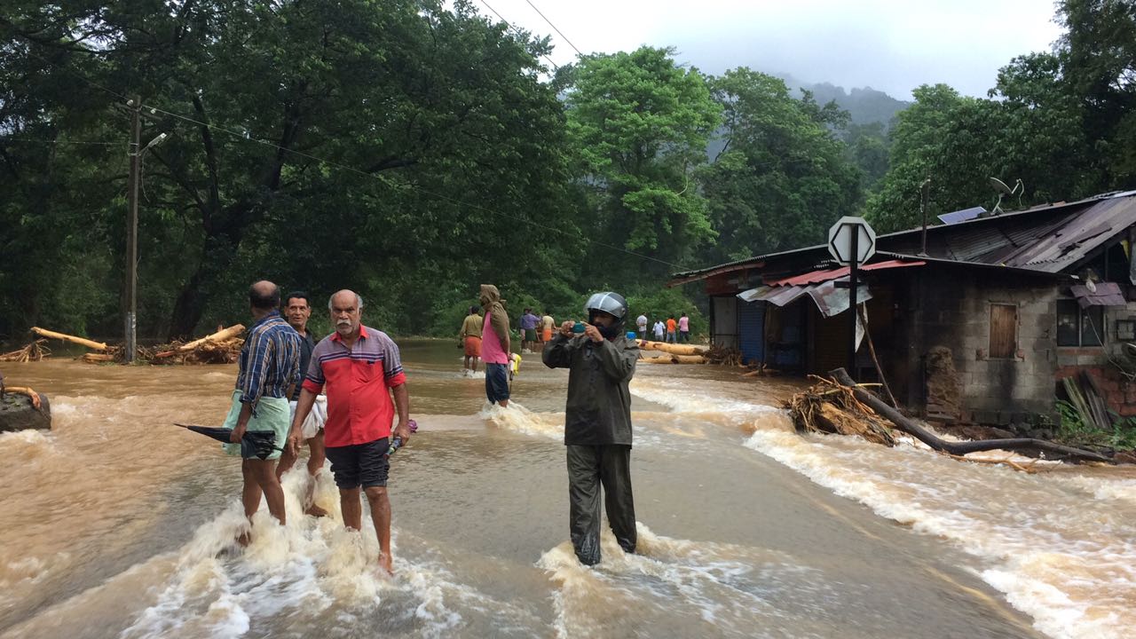 ಮಡಿಕೇರಿ: ಭಾರೀ ಗಾಳಿ ಮಳೆಗೆ ಅಂತರಾಜ್ಯ ಹೆದ್ದಾರಿಯಲ್ಲಿ ಭೂಕುಸಿತ; ವಾಹನ ಸಂಚಾರ ಸ್ಥಗಿತ