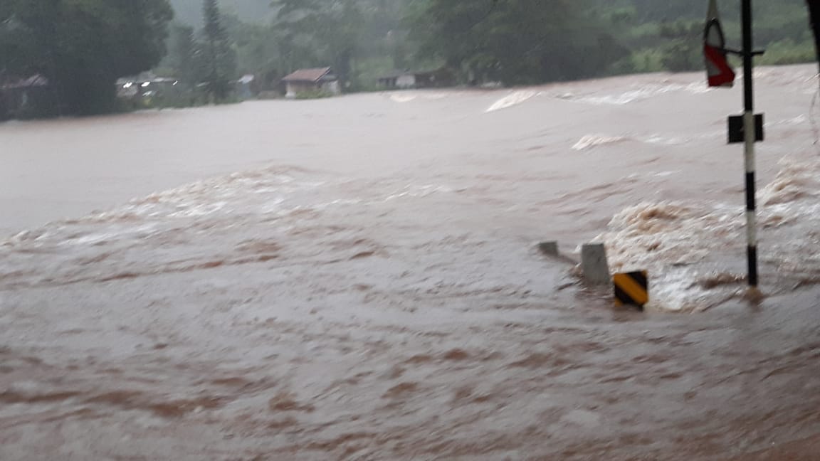 ಚಿಕ್ಕಮಗಳೂರು:  ಎಸ್.ಕೆ.ಬಾರ್ಡರ್- ನೆಮ್ಮಾರ್ ಬಳಿ ರಸ್ತೆ ಸಂಚಾರ ಸ್ಥಗಿತ