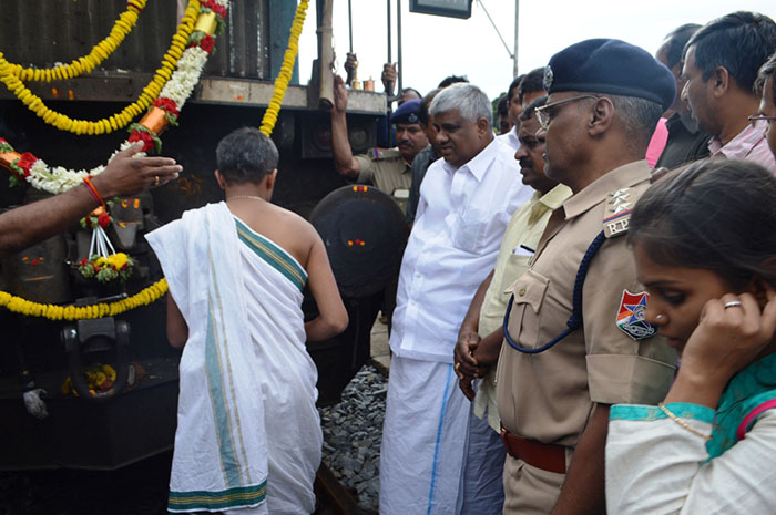 ಹಾಸನ: ನೂತನ ರೈಲು ಸಂಚಾರಕ್ಕೆ ಸಚಿವರಿಂದ ಚಾಲನೆ