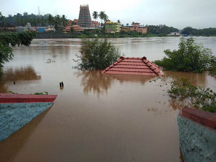 ಶೃಂಗೇರಿ: ಭಾರೀ ಮಳೆಗೆ ತುಂಬಿ ಹರಿದ ತುಂಗಾ ನದಿ