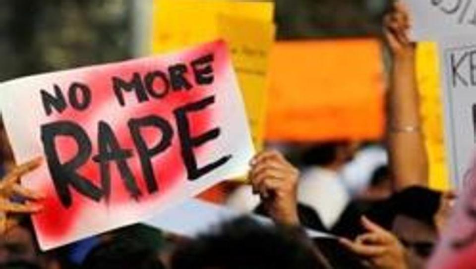 ವೈದ್ಯನನ್ನು ಮರಕ್ಕೆ ಕಟ್ಟಿಹಾಕಿ ಪತ್ನಿ- ಪುತ್ರಿಯ ಗ್ಯಾಂಗ್‌ರೇಪ್