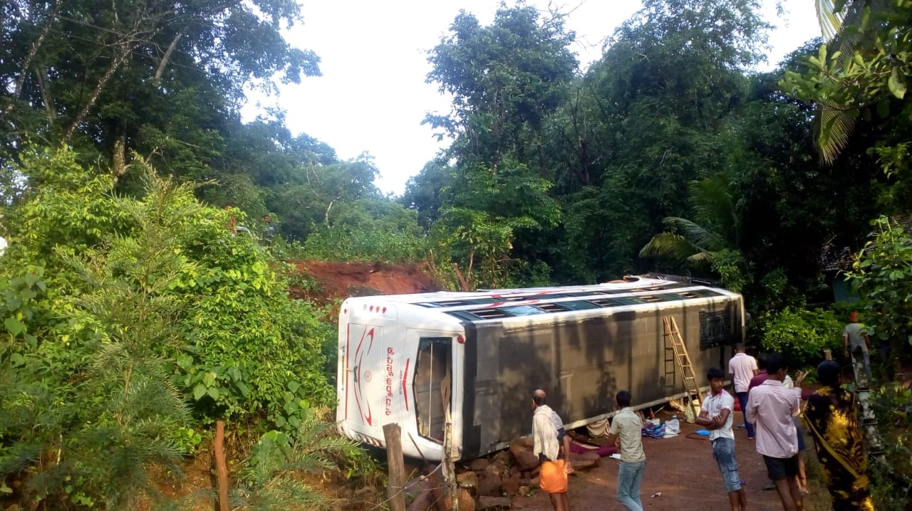 ಚಿಕ್ಕಮಗಳೂರು: ಕೆಎಸ್‌ಆರ್‌ಟಿಸಿ ಬಸ್ಸು ಪಲ್ಟಿ!