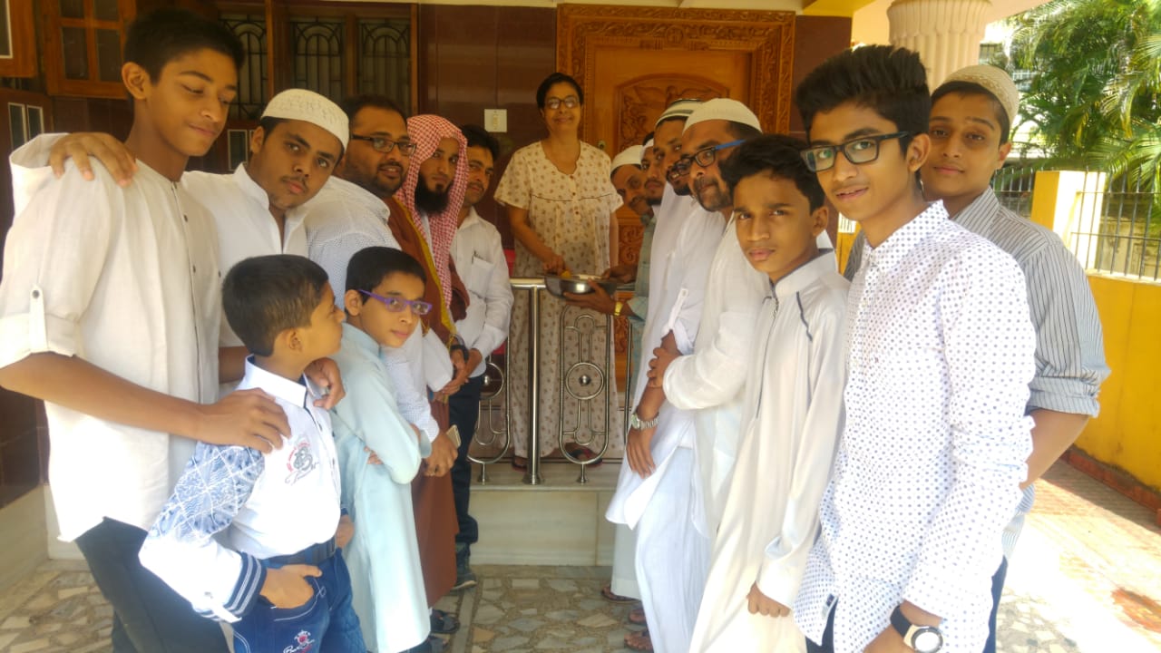 ಉಡುಪಿ: ಹಿಂದೂಗಳ ಮನೆಗಳಿಗೆ ಸಿಹಿಹಂಚಿ ಹಬ್ಬದ ಶುಭಾಶಯ ಕೋರಿದ ನೆರೆಹೊರೆಯವರು