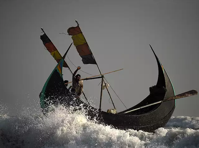 ಬಾಂಗ್ಲಾದೇಶದಲ್ಲಿ ಭೋರ್ಗರೆಯುವ ನದಿಗಳಲ್ಲಿ ಹೊಟ್ಟೆಪಾಡಿಗಾಗಿ ಮೀನುಗಾರಿಕೆ ನಡೆಸುತ್ತಿರುವ ರೊಹಿಂಗ್ಯಾ ನಿರಾಶ್ರಿತರು