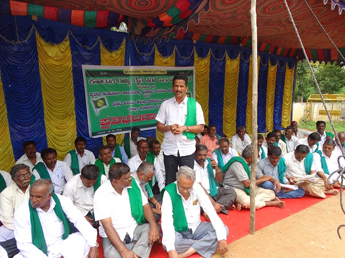 ಮೈಸೂರು: ಶೀಘ್ರ ಸಾಲಮನ್ನಾಗೆ ಆಗ್ರಹಿಸಿ ರೈತರಿಂದ ಧರಣಿ