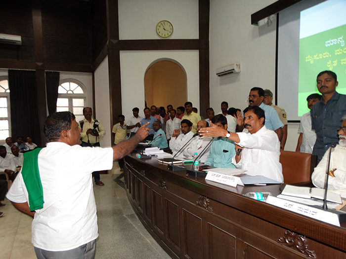 ಮೈಸೂರು: ರೈತರ ಸಾಲ ಮನ್ನಾ ಬಗ್ಗೆ ಹೇಳಿಕೆ ನೀಡಿದ ಕೃಷಿ ಸಚಿವರ ತಿರುಗಿ ಬಿದ್ದ ರೈತ ಮುಖಂಡರು