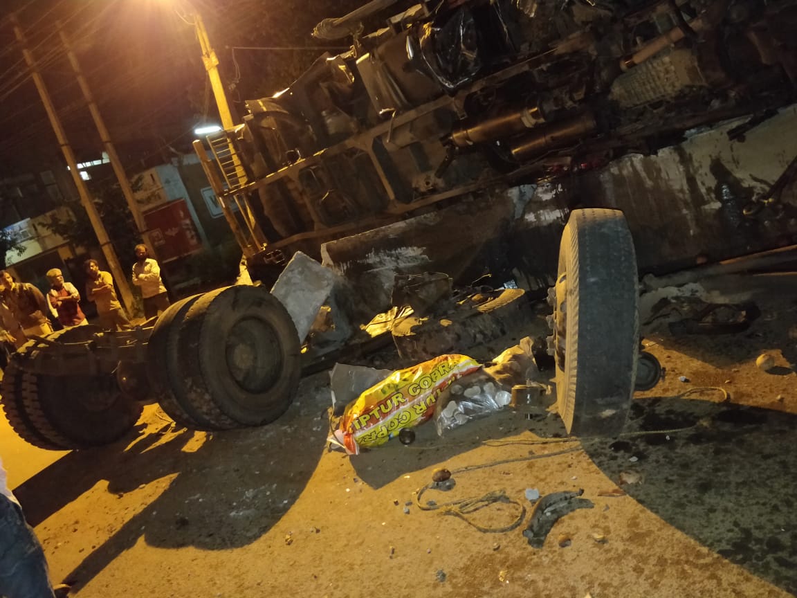 ತರೀಕೆರೆ: ಕೊಬ್ಬರಿ ಸಾಗಿಸುತ್ತಿದ್ದ ಲಾರಿ ಪಲ್ಟಿ; ಚಾಲಕ ಪ್ರಾಣಾಪಾಯದಿಂದ ಪಾರು