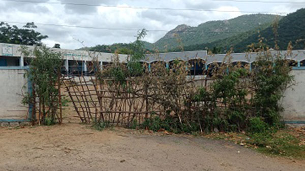 ಹನೂರು: ಸರ್ಕಾರಿ ಪ್ರೌಢ ಶಾಲೆಗೆ ಸೂಕ್ತ ತಡೆಗೋಡೆ ನಿರ್ಮಾಣಕ್ಕೆ ಗ್ರಾಮಸ್ಥರ ಆಗ್ರಹ