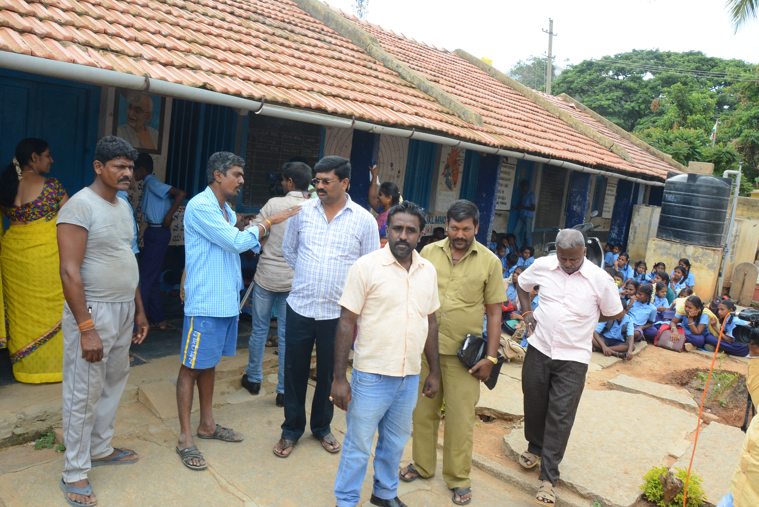 ತುಮಕೂರು: ಶಿಕ್ಷಕರ ಕೊರತೆ ನೀಗಿಸಲು ಒತ್ತಾಯಿಸಿ ಶಾಲೆಗೆ ಬೀಗ ಜಡಿದು ಪ್ರತಿಭಟನೆ