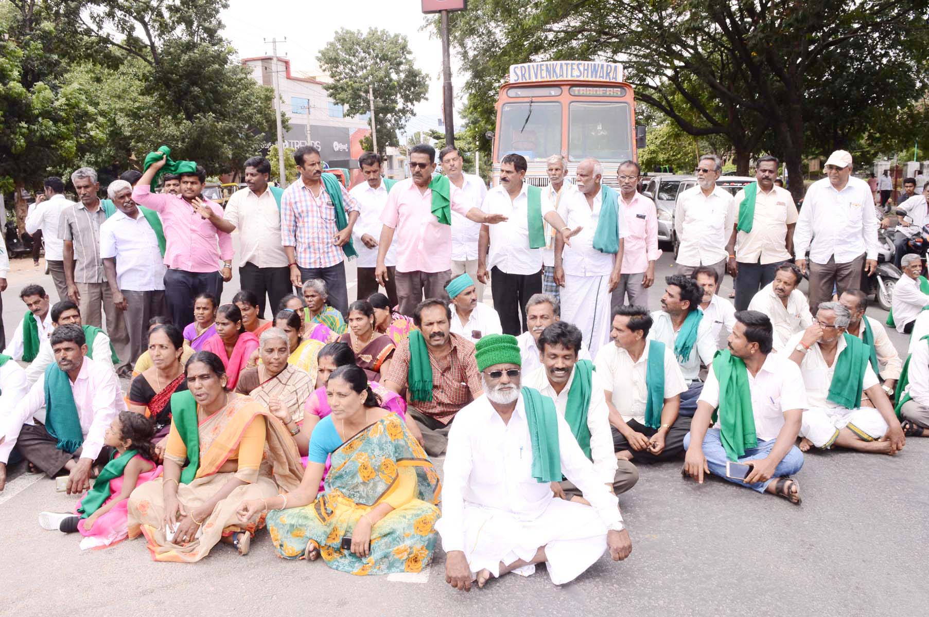 ಮಂಡ್ಯ: ರೈತರ ಸಾಲಮನ್ನಾಗೆ ಒತ್ತಾಯಿಸಿ ರೈತಸಂಘದಿಂದ ರಸ್ತೆತಡೆ