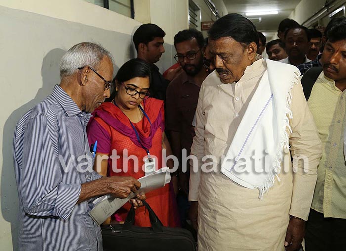 ‘ನಿಮ್ಮ ಮನೆಯನ್ನು ಹೀಗೆ ಇಟ್ಕೋಳ್ತೀರಾ..ನಿಮ್ಮನ್ನೆಲ್ಲ ಮೊದಲು ಅಮಾನತು ಮಾಡಬೇಕು’