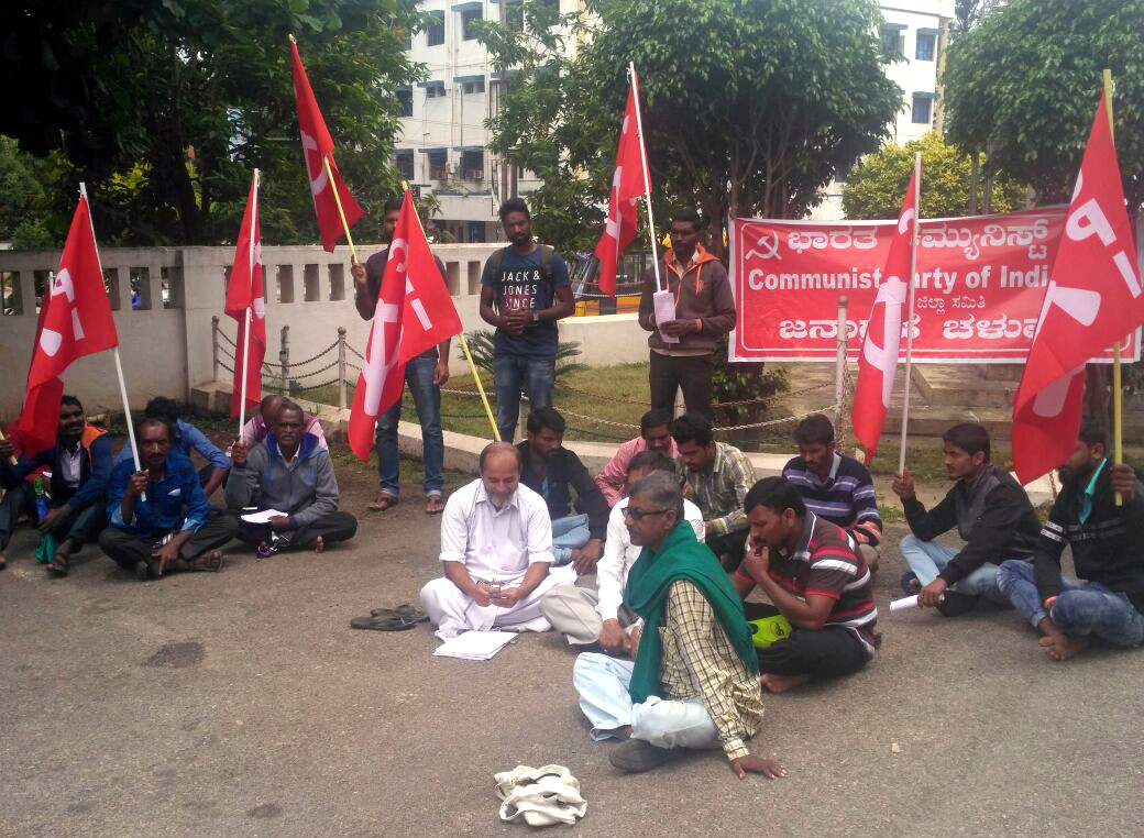 ಹಾಸನ: ಪೆಟ್ರೋಲ್-ಡಿಸೇಲ್ ಬೆಲೆ ಏರಿಕೆ ಖಂಡಿಸಿ ಡಿಸಿ ಕಚೇರಿ ಎದುರು ಸಿಪಿಐ ಪ್ರತಿಭಟನೆ