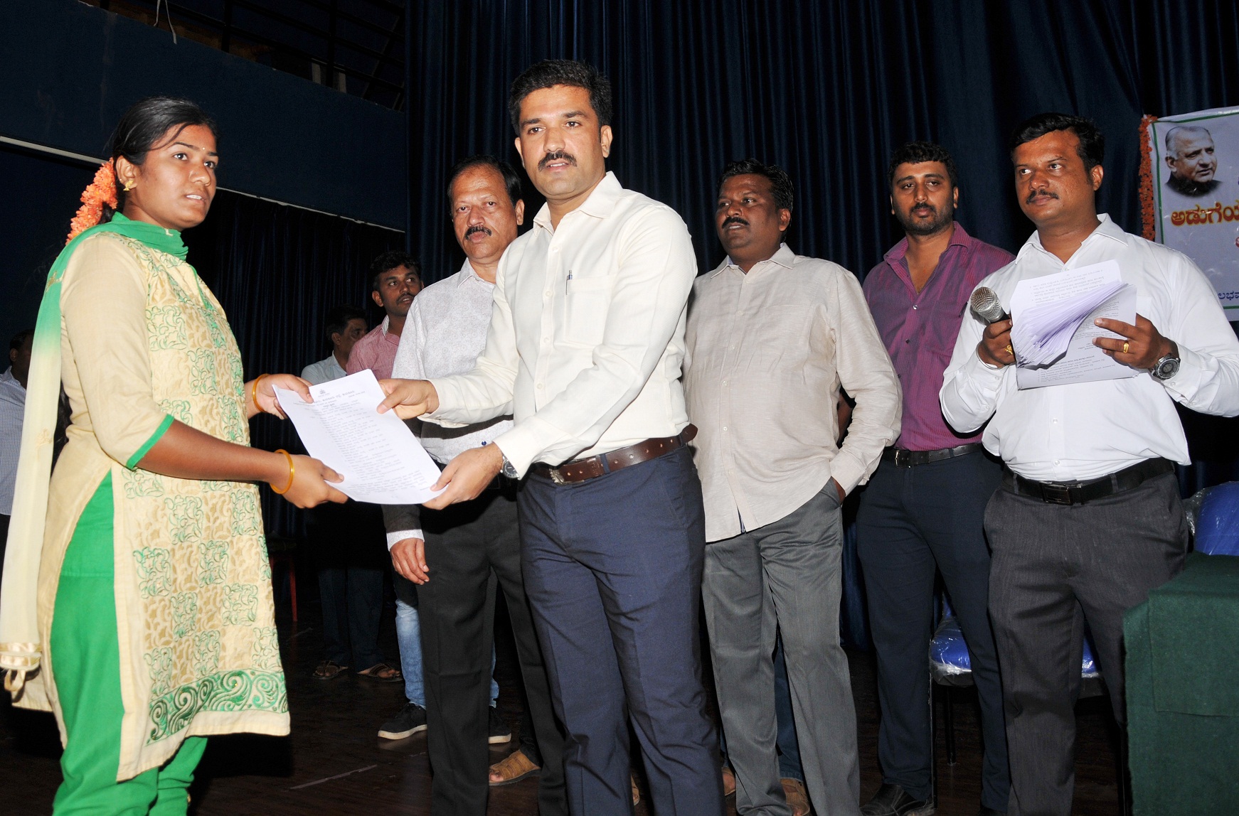 ತುಮಕೂರು: ಬಿಸಿಎಂ ಇಲಾಖೆಯ ನೂತನ ನೌಕರರಿಗೆ ನೇಮಕಾತಿ ಪತ್ರ ವಿತರಣೆ