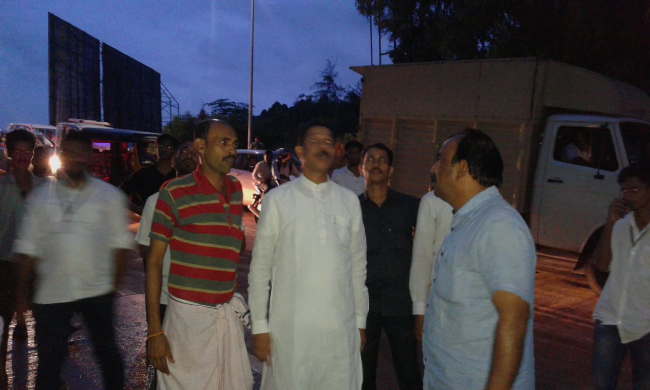 ಮಂಗಳೂರು: ಏರ್‌ಪೋರ್ಟ್ ರಸ್ತೆ ಬಳಿ ಗುಡ್ಡ ಕುಸಿತ;  ಸ್ಥಳಕ್ಕೆ ಸಂಸದ ನಳಿನ್ ಭೇಟಿ