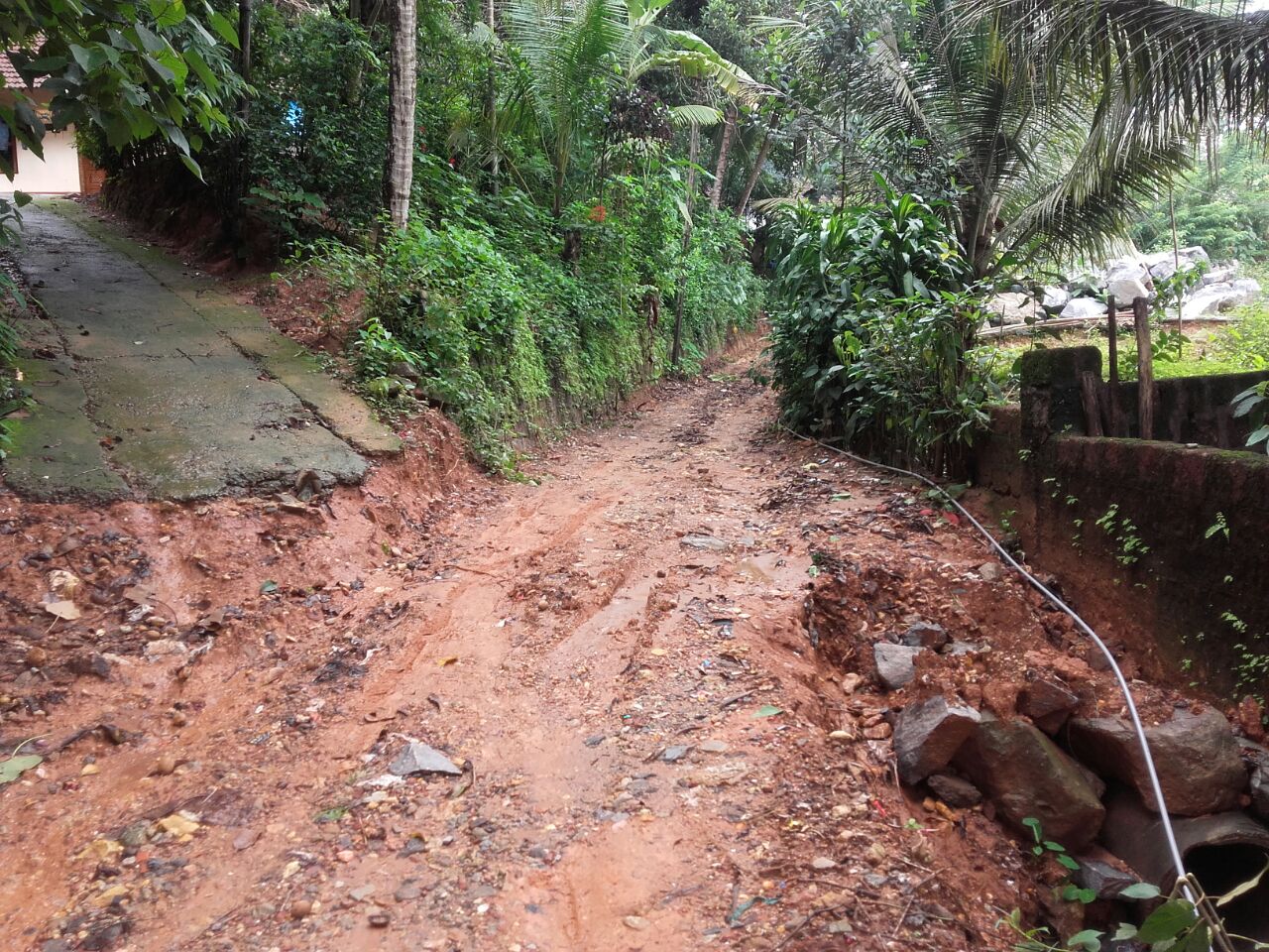 ಹಾನಿಗೊಂಡಿರುವ ಕಾಂಕ್ರಿಟ್ ರಸ್ತೆ  ಧ್ವಂಸಗೊಳಿಸಿದ ಆರೋಪ: ಗ್ರಾಪಂ ಅಧ್ಯಕ್ಷನ ವಿರುದ್ಧ ದೂರು